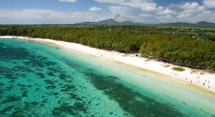 Mauritius Strand von Flic en Flac aus der Luft Foto MTPA Bamba